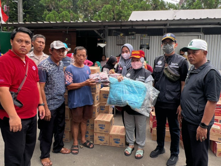 Sudin Sosial Jaksel Distribusikan 600 Box Makanan Siap Saji Pada Korban Kebakaran Simprug