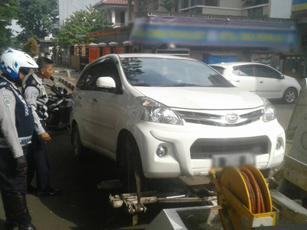 Parkir di Bahu Jalan, 10 Mobil di Kalideres di Derek