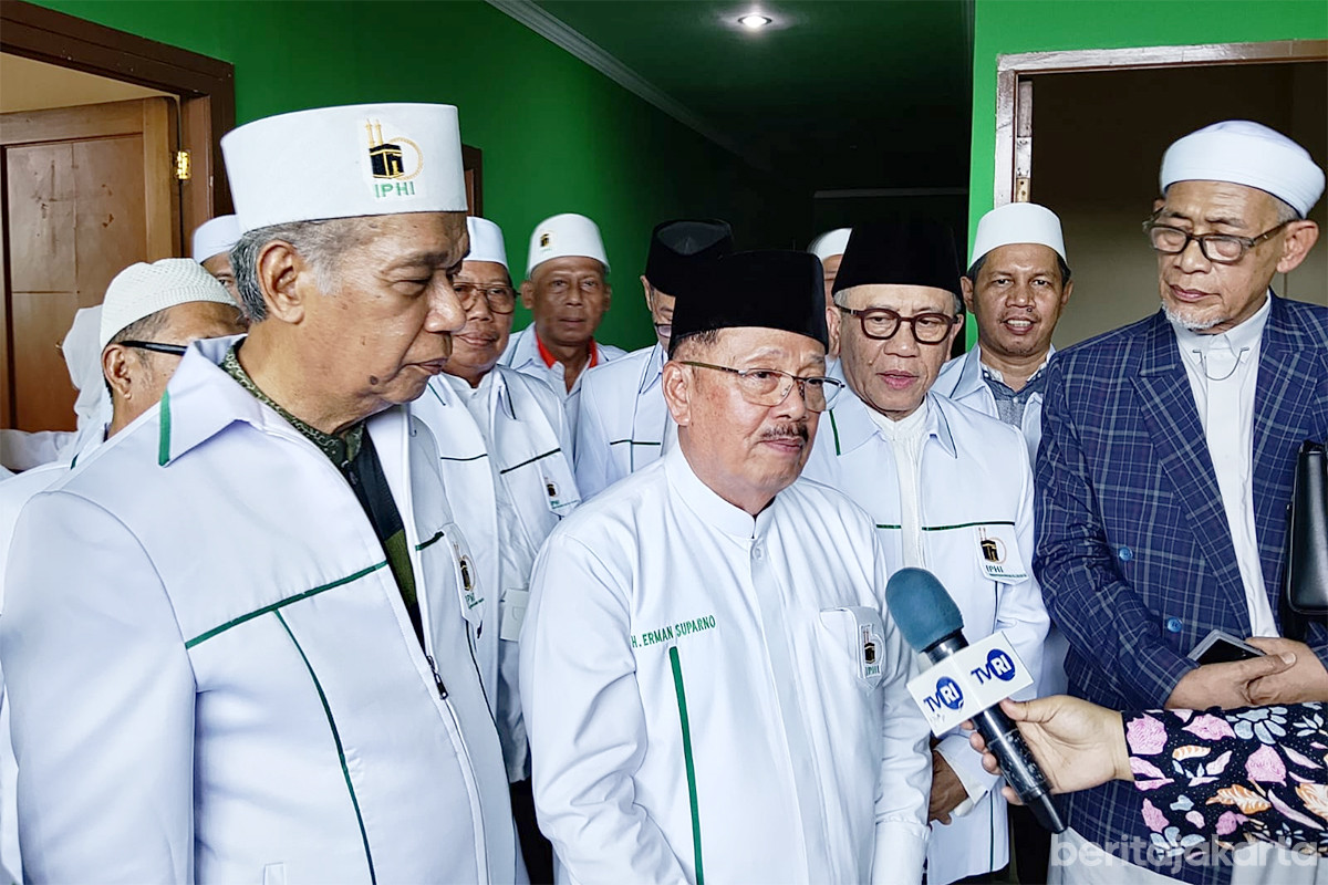 Ketua Umum IPHI, Erman Suparno (tengah)