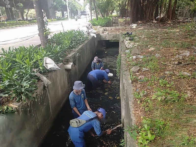 Saluran Phb di Cempaka Putih Timur Dikuras