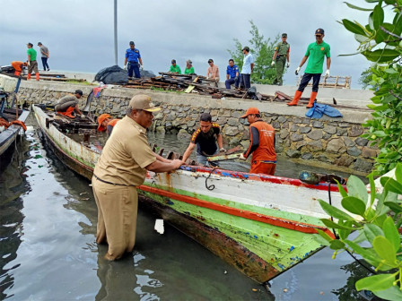  Enam Kapal Tak Laik Layar di Kelurahan Pulau Pari Ditertibkan