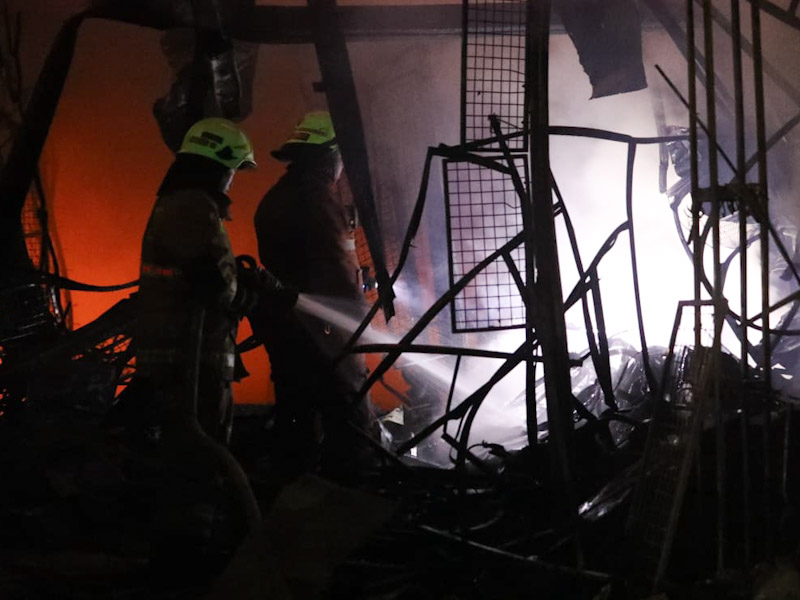  118 Personil Gulkarmat Atasi Kebakaran Pasar Taman Puring 