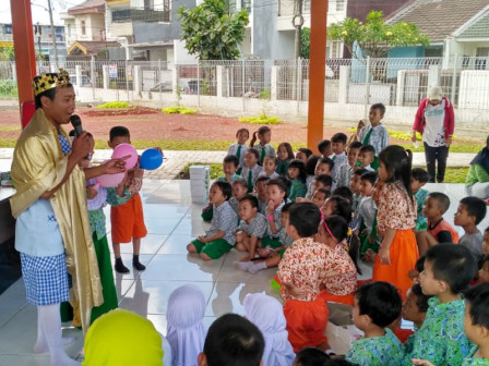  Dongeng Raja Lalim Histeriakan Anak-anak di RPTRA Pulo Besar 