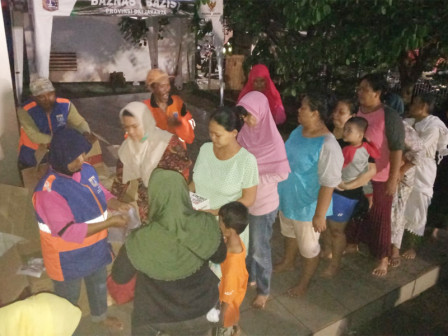 Warga Pengungsian Cipinang Melayu Mengantri di Dapur Umum Dinsos DKI