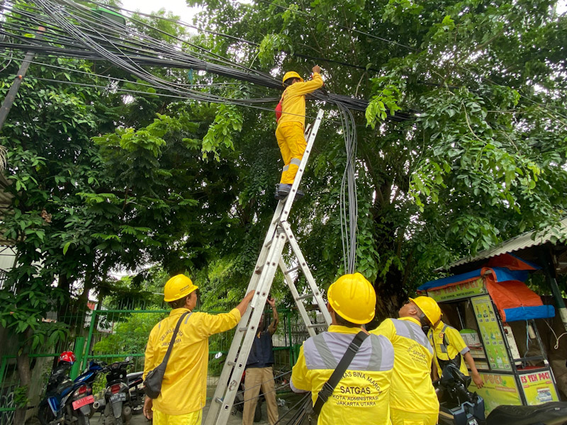 Sudin Bina Marga Jakut Potong Kabel Udara di Jalan Arteri Kelapa Gading 