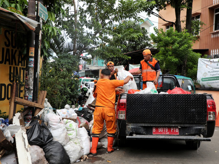 20 PPSU Bersihkan Sampah Sisa Genangan di Kampung Melayu