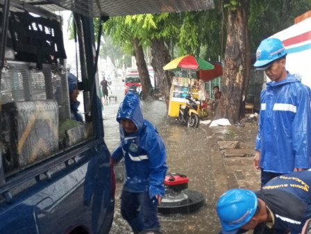 Dua Pompa Apung Dikerahkan Tangani Genangan Depan Pasar Induk Kramat Jati 