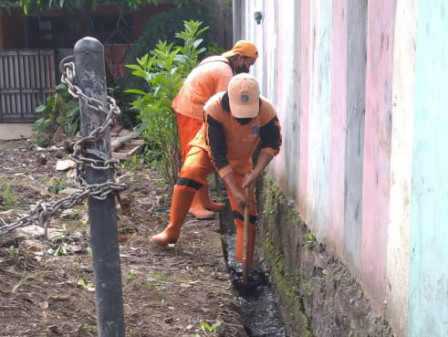 Cegah DBD dan Genangan, PPSU Bersihkan Saluran Air di Pemukiman Warga 