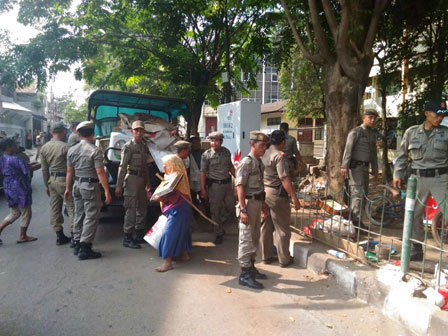  Lapak Pedagang Barang Bekas di Jl Jatinegara Timur Ditertibkan