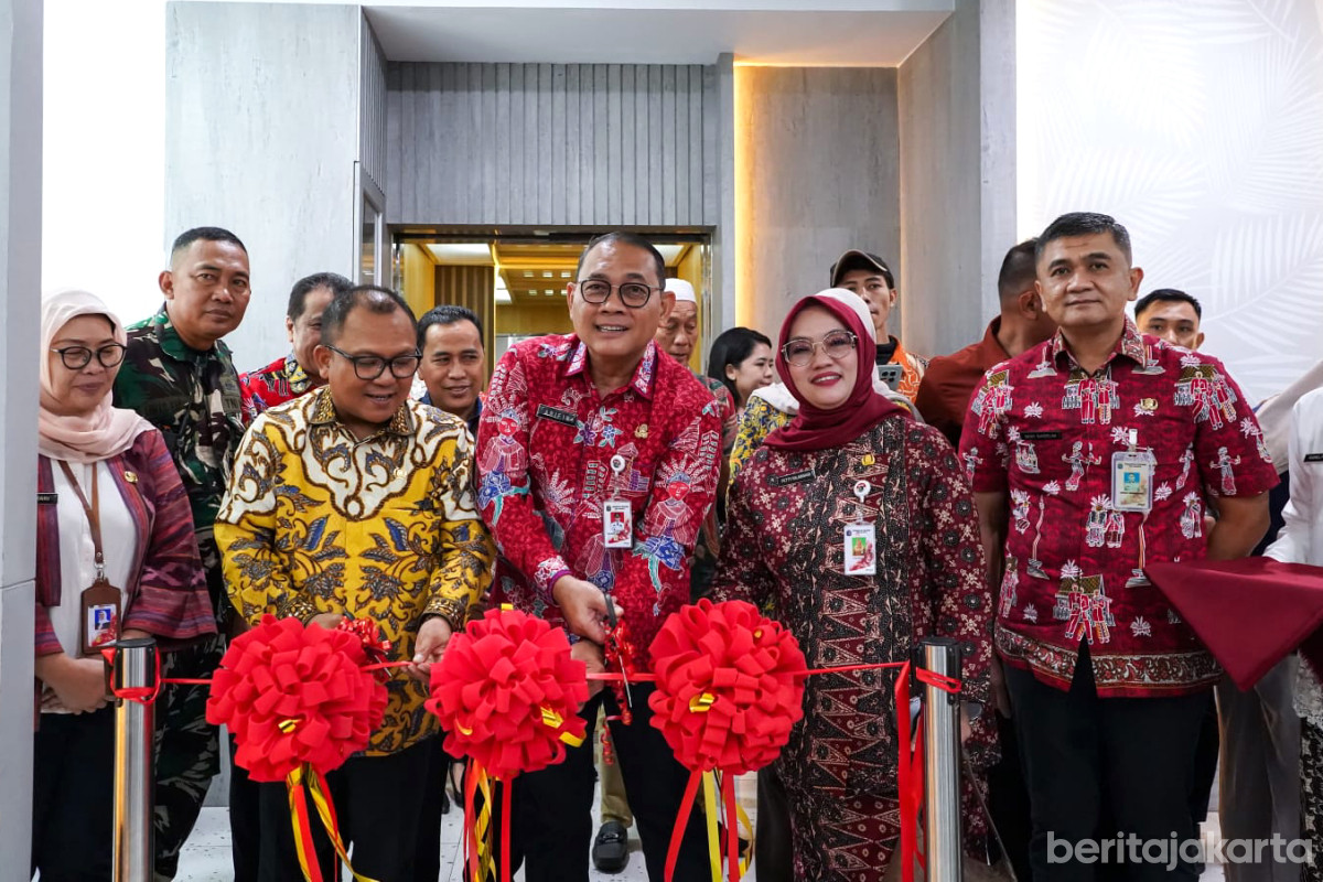 Prosesi pemotongan pita tanda peresmian peningkatan fasilitas kesehatan di RSUD Kemayoran