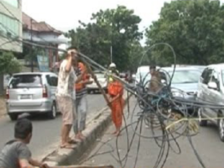 Tiang Listrik Roboh, Kabel Menjuntai ke Jl Raya Plumpang Semper