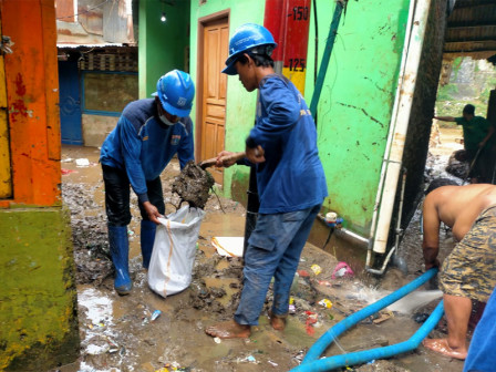 Petugas Gabungan Bersihkan Lumpur dan Sampah Sisa Banjir Kampung Melayu