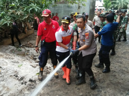 10 Unit Mobil Pemadam Atasi Lumpur Sisa Banjir di Cipinang Melayu
