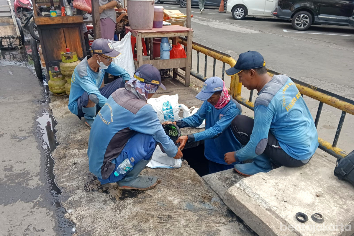 Pengurasan Saluran Jalan Mangga Besar IX