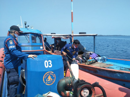  Petugas Evakuasi Kapal Mesin Rusak di Perairan Pulau Panggang