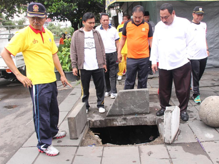 Saluran Kota Tua Banyak Sampah Walikota Jakbar Berang