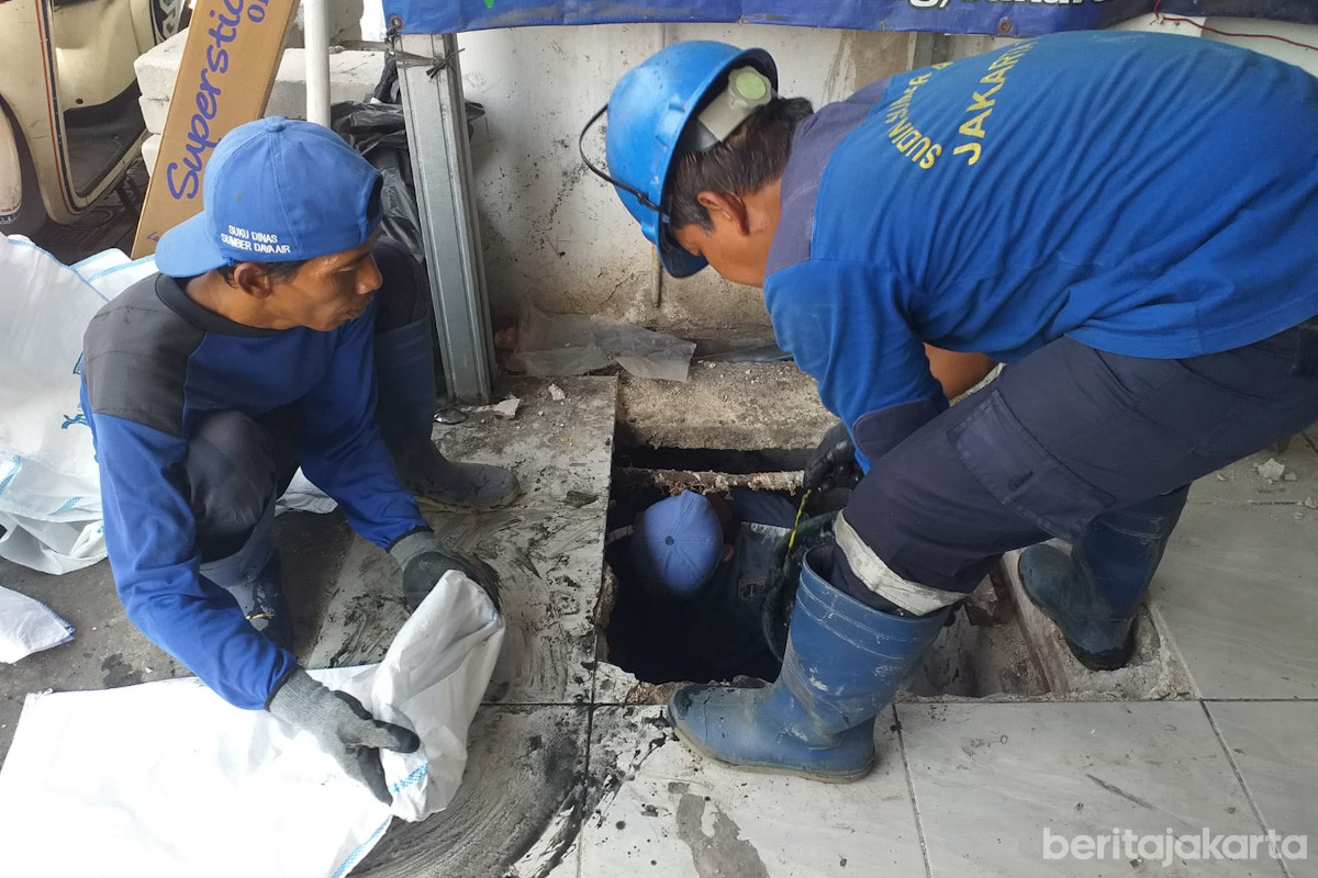 Pengurasan saluran air di Rawamangun