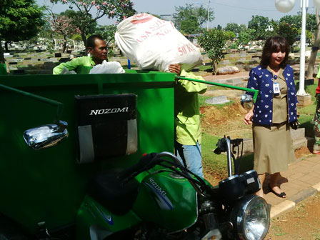 Jelang Lebaran, Dinas Pertamanan Kerja Bakti Bersihkan Makam