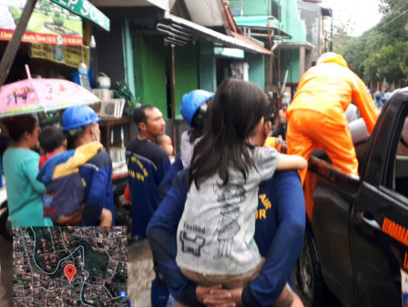 Personel Gabungan Evakuasi Warga Terdampak Genangan di Kelurahan Rambutan 