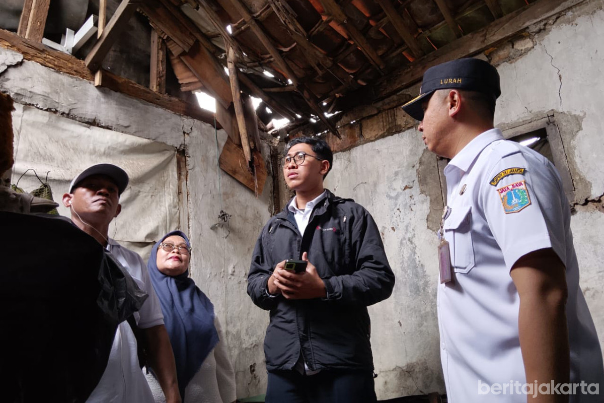 Jajaran Kelurahan Susukan saat meninjau rumah warga yang atapnya ambruk