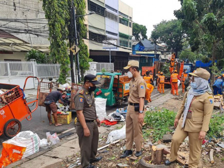 Kelurahan Kartini Rapihkan TPS Sementara di Jalan Kartini V 