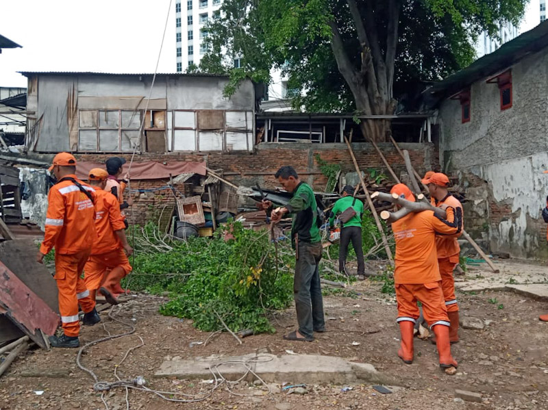 Kerjabakti di Karet Tengsin Angkut 12 Meter Kubik Sampah dan Lumpur 