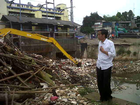 jokowi_tinjau_pintu_air_manggarai_selasa.jpg
