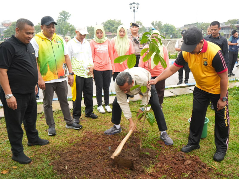 https://multimedia.beritajakarta.id/photo/2014_508c75c8507a2ae5223dfd2faeb98122/Munjirin Pimpin Penanaman Pohon di Waduk Dukuh 1