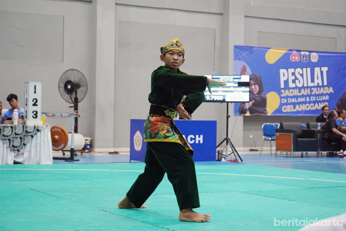 Salah satu peserta kejuaraan pencak silat unjuk kebolehan