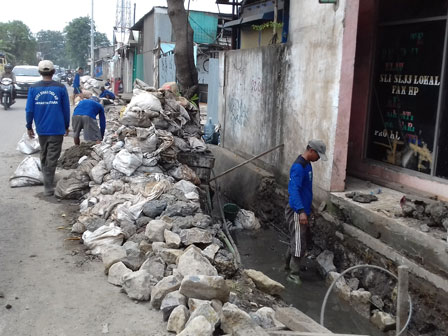 Sudin SDA Jakut Perbaiki Turap di Jl Logistik