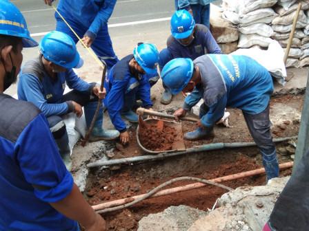  14 Satgas SDA Bangun Saluran Gendong di Matraman 