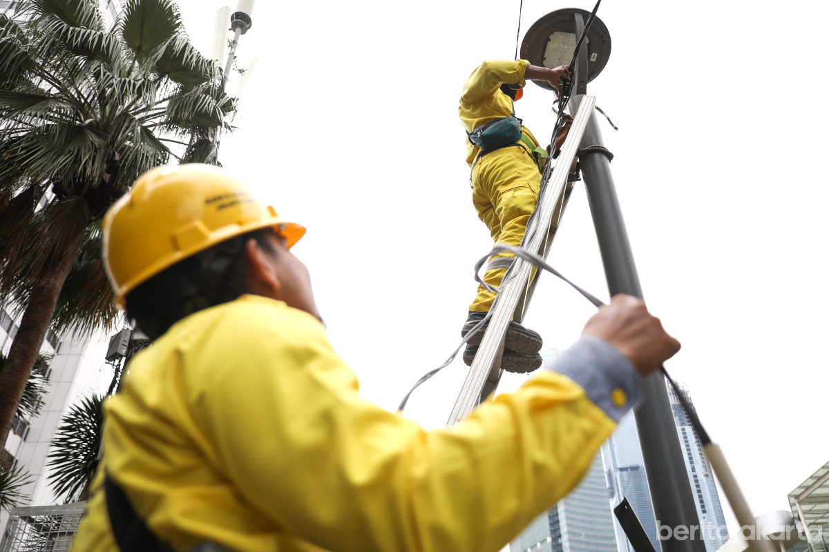 Sejumlah petugas sedang melakukan pemeriksaan PJU di Jl MH. Thamrin