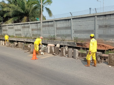 Sudin Bina Marga Perbaiki Trotoar dan Turap Ambrol di Jalan RE Martadinata 