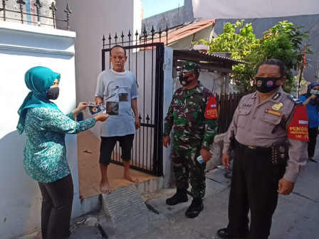 TP PKK Sunter Agung Bagikan Masker ke Warga