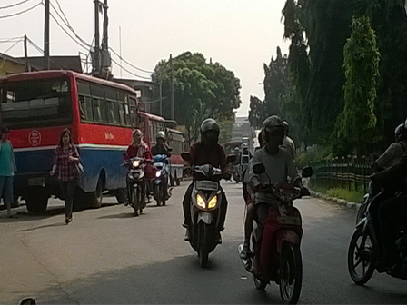 metro mini dan motor lawan arus sebabkan kesemberawutan di bawah flyover pondok kopi