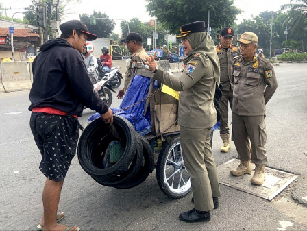 Satpol PP Kalideres Halau PKL di Jalan Daan Mogot 