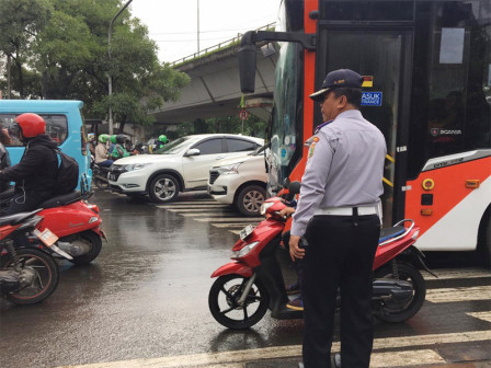 Petugas Gabungan Tindak 167 Kendaraan di Jalan Pahlawan Revolusi