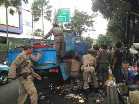 30 Lapak di Jalan Karet Pasar Baru Timur 5 di Tertibkan