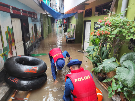 Petugas Gabungan Lakukan Penanganan Banjir Di Kampung Melayu