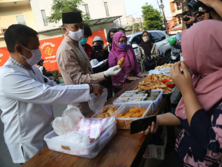 Tim Gabungan Kecamatan Gambir Gelar Pemeriksaan Makanan Takjil di Cideng 