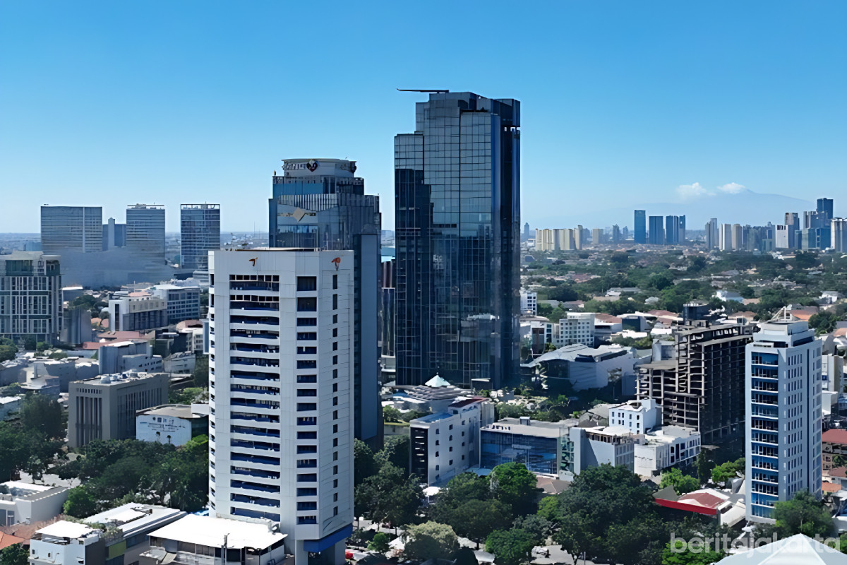 Langit cerah menaungi gedung perkantoran di Jakarta