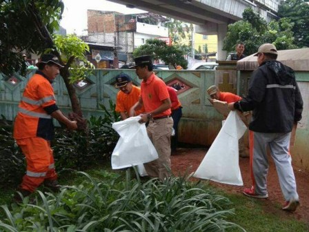 Pemkot Jakbar Gelar Gerebek Sampah di Pekojan