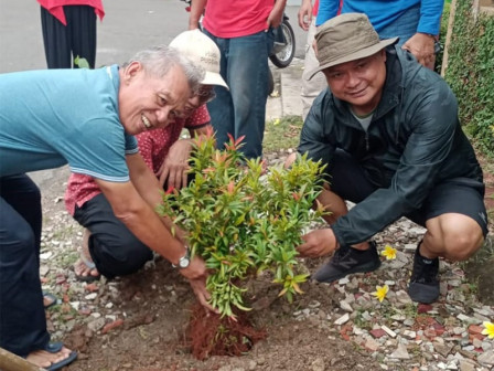 Warga RW 01 Lakukan Gerakan Menanam Pohon