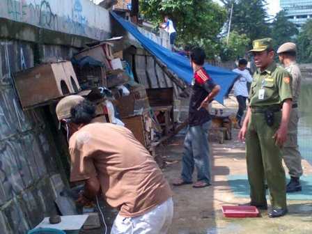 Kandang Burung Sepanjang Kali Ciliwung Kwitang Ditertibkan