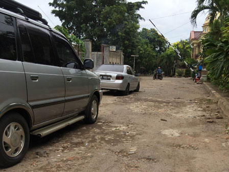 Kondisi Jalan Kelapa Kuning Raya Rusak dan Berlubang