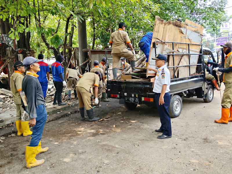 30 Bangunan Liar di Terminal Pulo Gadung Ditertibkan