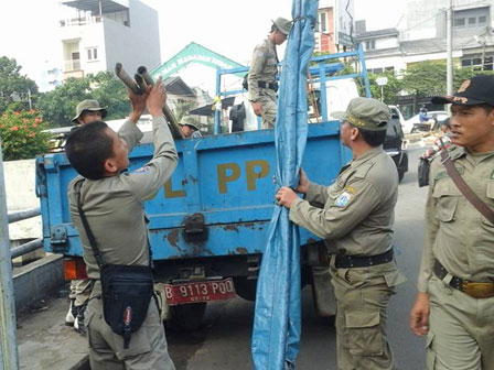 10 Lapak PKL di Jl Fajar Aladin Ditertibkan