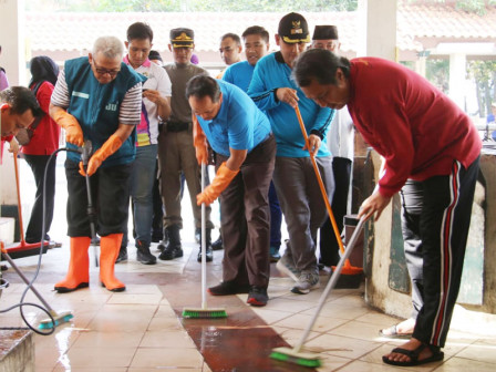  Pemkot Jakut Canangkan Gerakan Jumat Bersih 