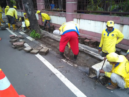  Trotoar Jalan Pramukasari Ditinggikan 