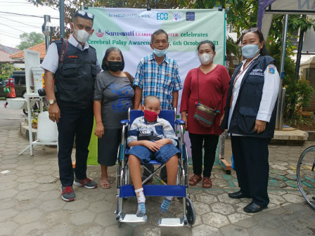 Dinsos Berkolaborasi Salurkan Kursi Roda Untuk Penyandang Disabilitas di Jakarta 